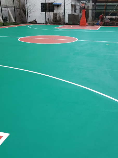 大关 球场长期使用易出现地面开裂